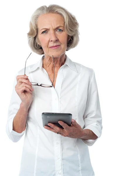 Mature woman with digital tablet — Stock Photo, Image