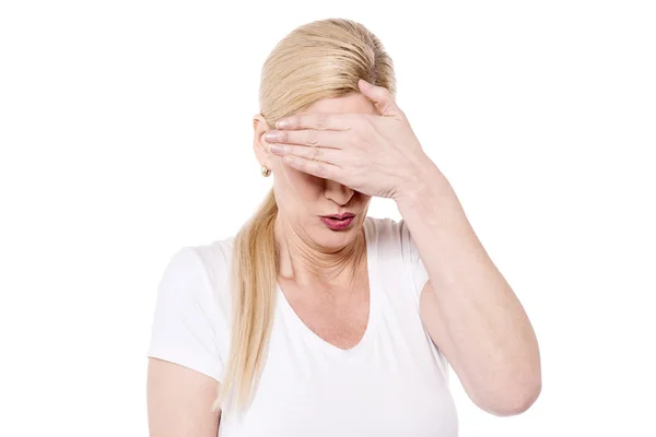 Mujer cubriendo ojos — Foto de Stock