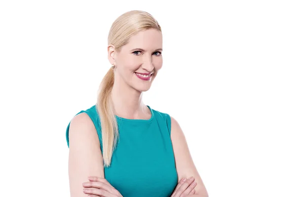 Mujer sonriente con los brazos cruzados — Foto de Stock