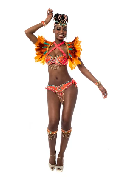 Gladlynt kvinna dansar samba — Stockfoto