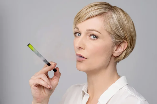 Woman smoking e-cigarette — Stock Photo, Image