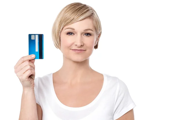Žena ukazující její kreditní karty — Stock fotografie