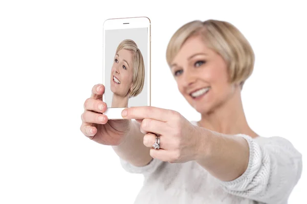 Kvinde tager billede af sig selv - Stock-foto