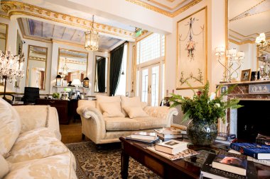 Kanepeli modern oturma odası