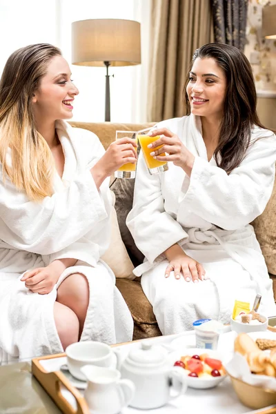 Vrouwelijke vrienden drinken van SAP — Stockfoto