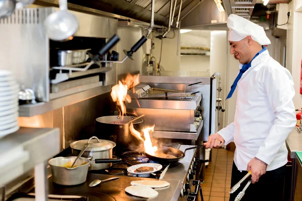 Chef masculino cocinando en la cocina — Foto de Stock