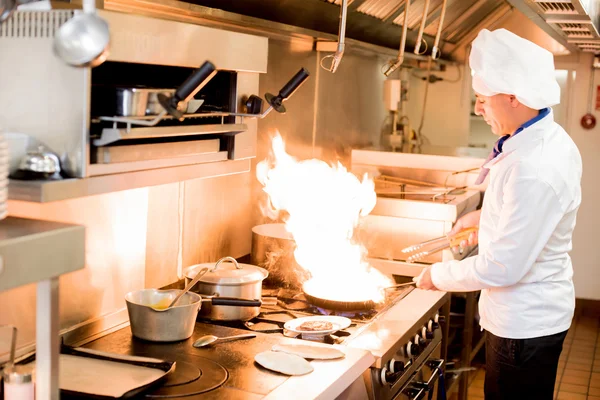 Chef masculino cocinando en una cocina — Foto de Stock