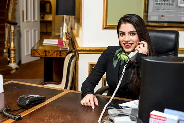 Recepcionista hablando por teléfono —  Fotos de Stock