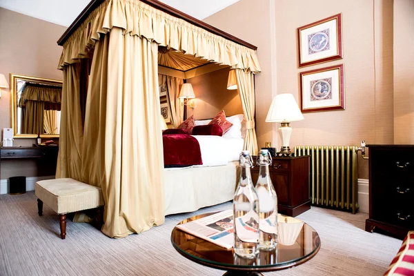 Schlafzimmer im klassischen Stil im Hotel — Stockfoto