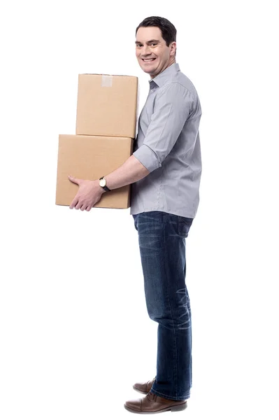 Uomo che trasporta scatole di cartone — Foto Stock