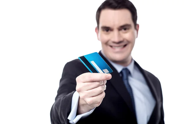 Hombre de negocios ofreciendo su tarjeta de crédito —  Fotos de Stock