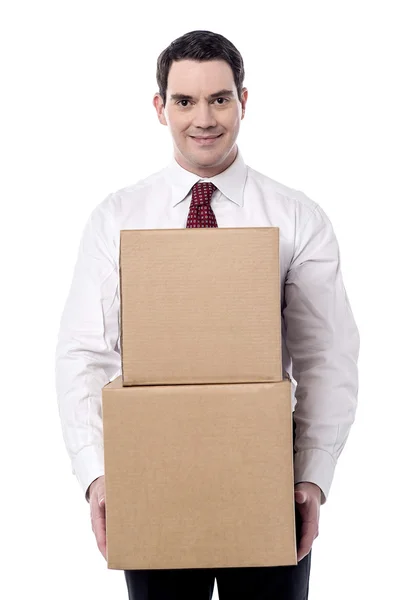 Corporate man bär en pappkartonger — Stockfoto