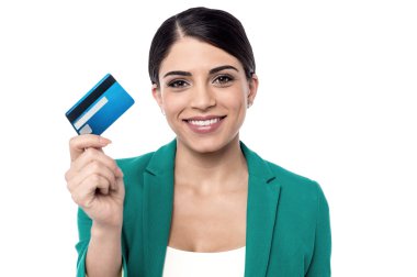 Kadın yönetici gösteren kredi kartı.