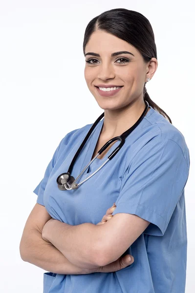 Femme médecin avec les bras croisés — Photo