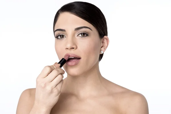 Mujer aplicando lápiz labial en sus labios — Foto de Stock