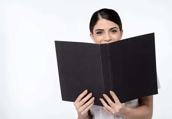 Ejecutiva femenina con carpeta abierta — Foto de Stock