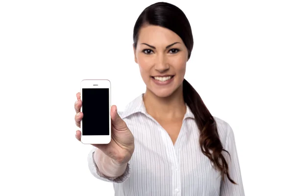 Бізнес-леді показують мобільний телефон — стокове фото