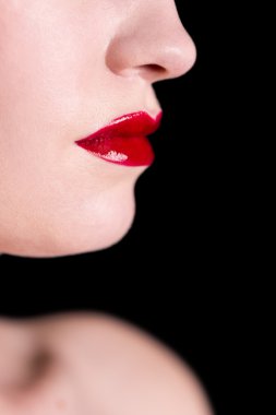 Kadının dudakları parlak kırmızı ruj