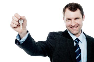 onun yeni ev anahtarı gösterilen işadamı