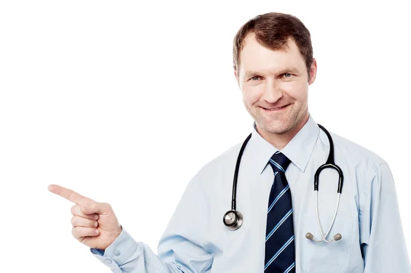 Male physician pointing to copy space — Stock Photo, Image