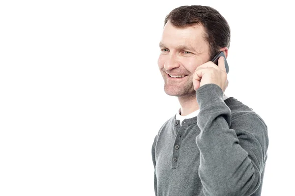 Homem falando no telefone celular — Fotografia de Stock