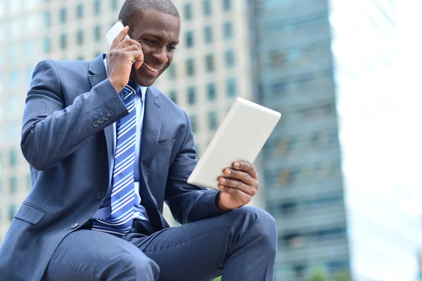 Affärsman tittar på sin tablet — Stockfoto