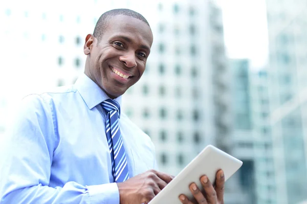 Empresário trabalhando em seu tablet digital — Fotografia de Stock