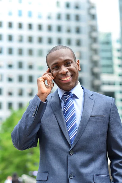 Biznesmen rozmawia inteligentny telefon — Zdjęcie stockowe