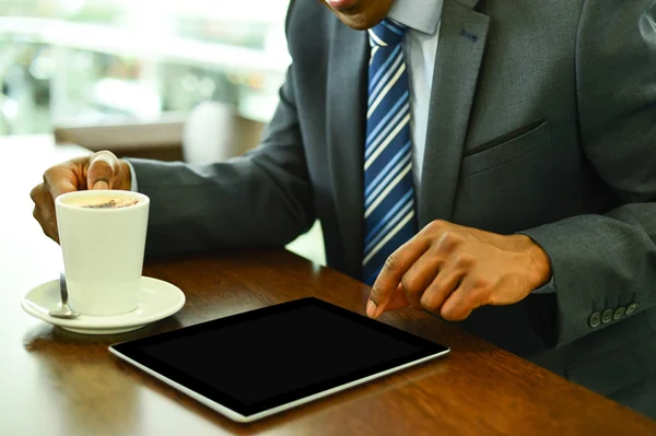 Geschäftsmann bedient sein digitales Tablet — Stockfoto