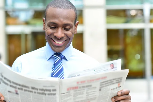 Ejecutivo masculino leyendo un periódico — Foto de Stock