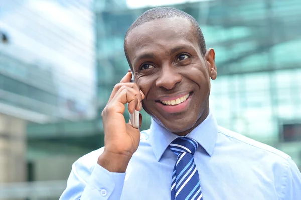 Businessman speaking on his cell phone — Stock Photo, Image