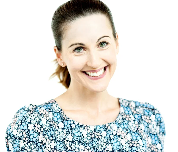 Mujer elegante sonriendo a la cámara — Foto de Stock