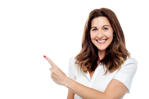 Woman pointing her finger at something — Stock Photo, Image