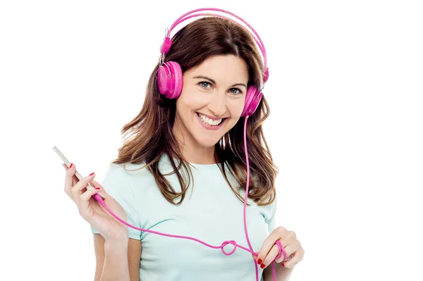 Woman listening music from mobile phone — Stock Photo, Image