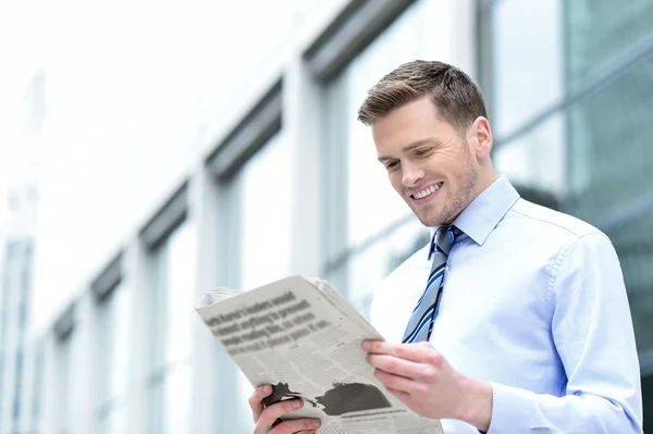 Wykonawczy ciekawe czytanie wiadomości papieru — Zdjęcie stockowe
