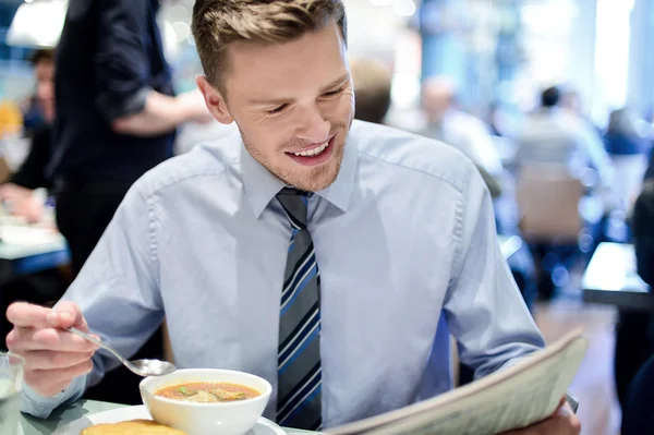Επιχειρηματίας διαβάζοντας ένα περιοδικό στο καφέ — Φωτογραφία Αρχείου