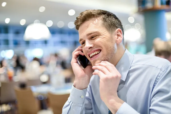 Mužské výkonný mluví na mobilním telefonu — Stock fotografie