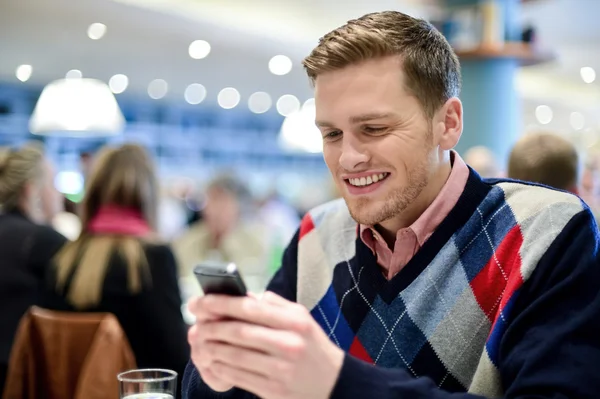 Mann liest Nachricht auf seinem Handy vor — Stockfoto