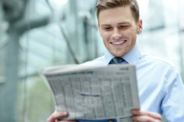 Homem corporativo ler jornal — Fotografia de Stock