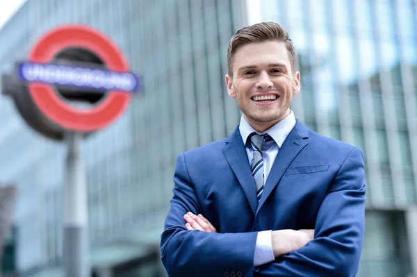 Businessman with arms crossed posing at outdoors — Stock Photo, Image