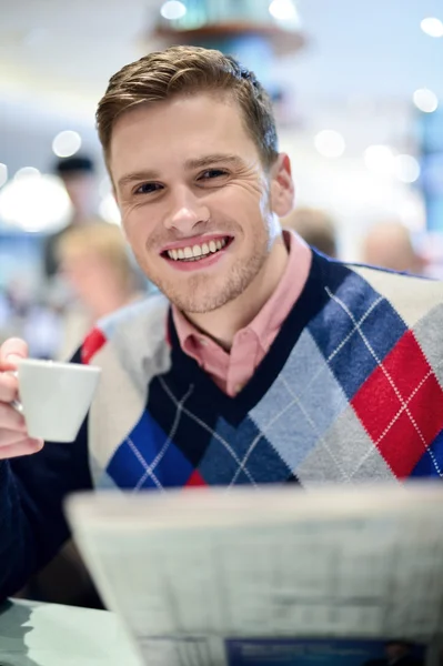 Man op café met een koffiekopje — Stockfoto