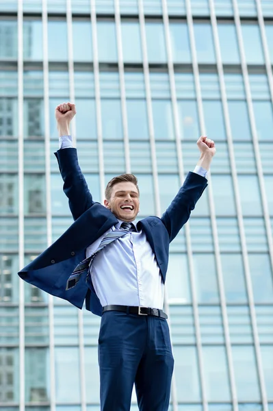 Uomo d'affari che celebra il suo successo — Foto Stock