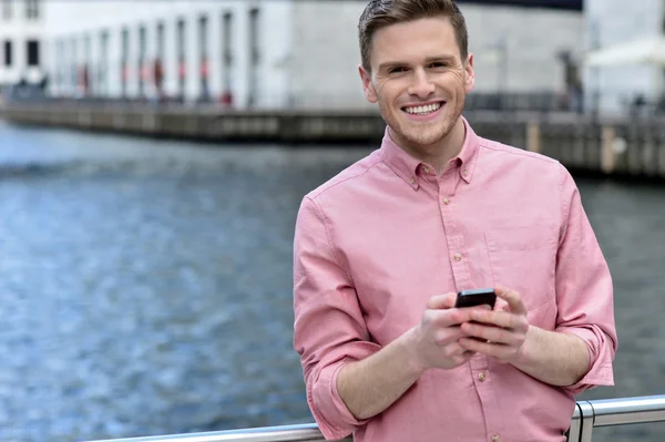 Man posing with his mobile phone — Stock Photo, Image