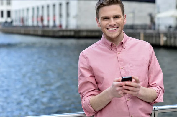 Homem posando com seu telefone celular — Fotografia de Stock