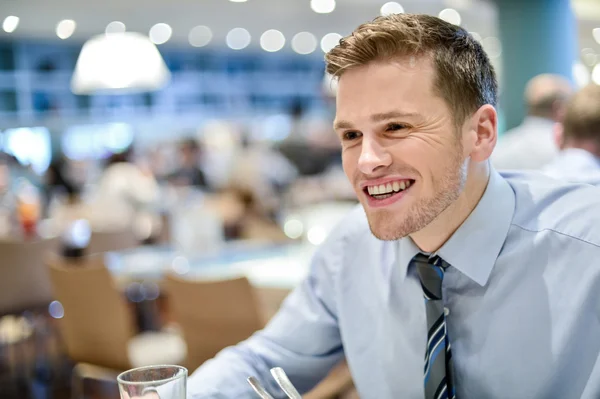 Корпоративный человек, сидящий в ресторане — стоковое фото