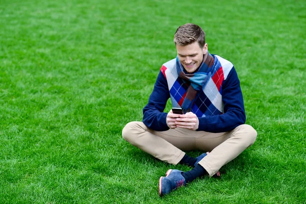 Man spelen met zijn mobiele telefoon — Stockfoto