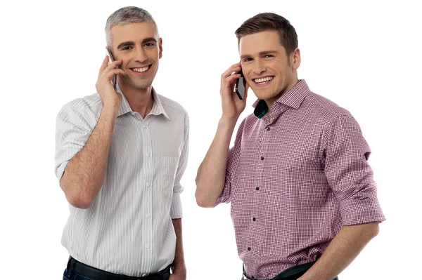 Homens se comunicam via telefone celular — Fotografia de Stock