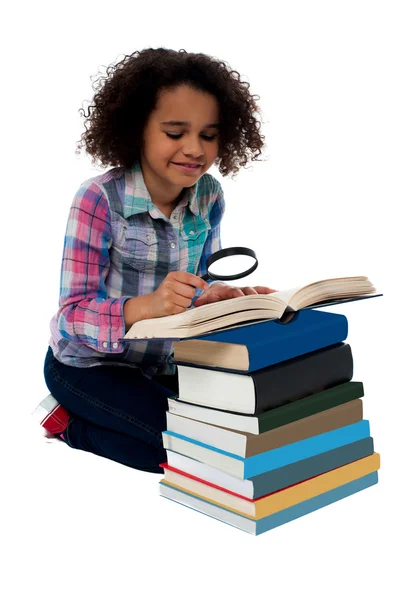 Menina lendo um livro — Fotografia de Stock