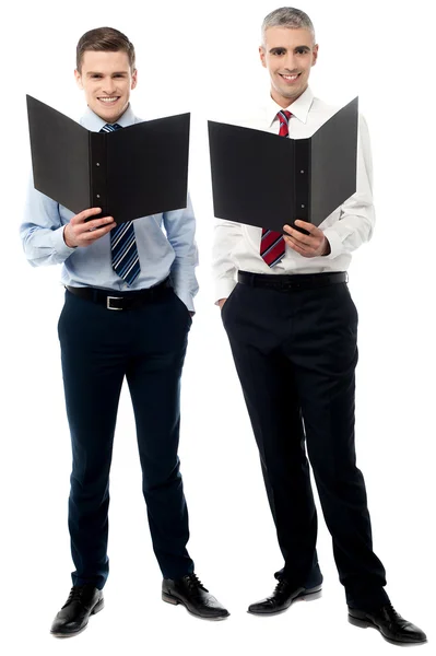 Hommes d'affaires posant avec des dossiers de fichiers — Photo