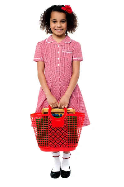 Menina da escola carregando um saco de cesta — Fotografia de Stock